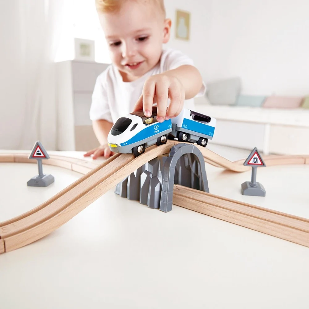 Figure 8 Passenger Train Set - Image 3